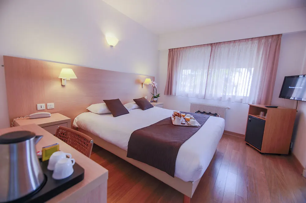 Mercure Villeneuve Loubet Plage Hotel